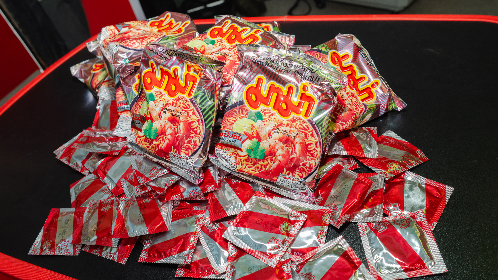 ภาพผลิตภัณฑ์ถุงยางอนามัย MAMA x ONETOUCH ลายซองมาม่า รสต้มยำกุ้ง สำหรับแคมเปญ April Fools' Day 5