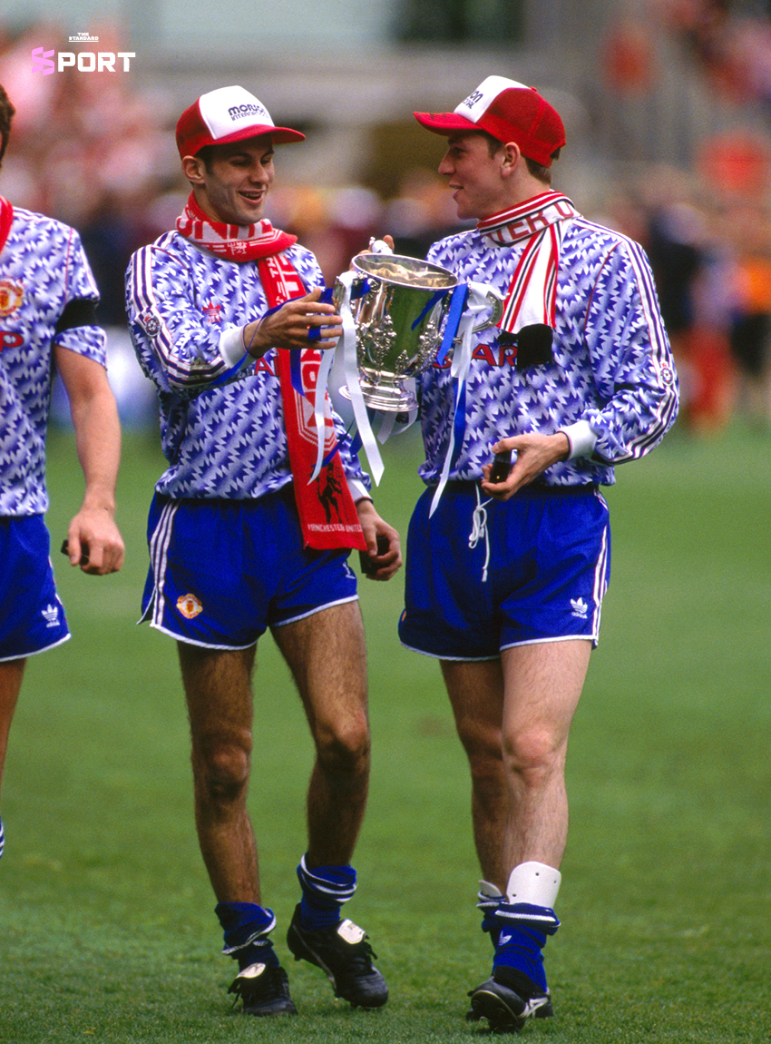 เสื้อฟุตบอลแมนเชสเตอร์ ยูไนเต็ด ชุดเยือนสีฟ้า-ขาวในตำนานยุค 90/92 6