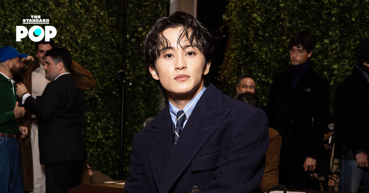 MARK LEE ในชุดสูทระหว่างร่วมงานแฟชั่นโชว์ Ralph Lauren