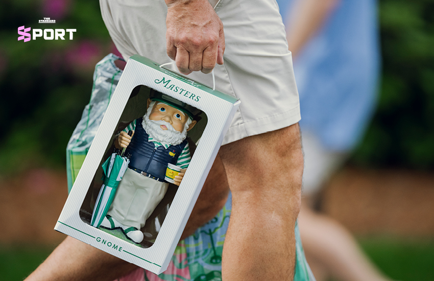 แฟนกอล์ฟถือตุ๊กตา Masters Gnome ของที่ระลึกยอดฮิต ในการแข่งขัน The Masters 1