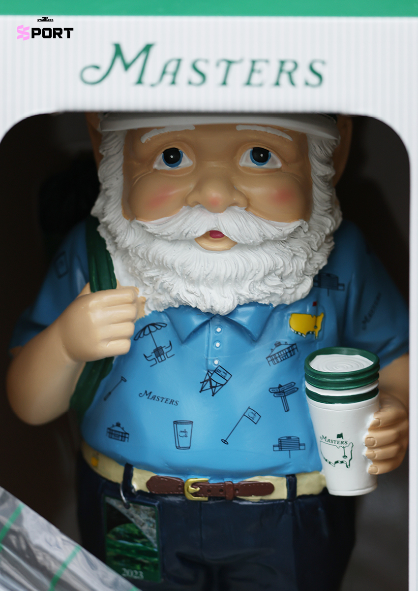 แฟนกอล์ฟถือตุ๊กตา Masters Gnome ของที่ระลึกยอดฮิต ในการแข่งขัน The Masters 2