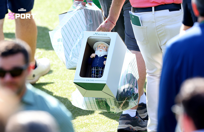แฟนกอล์ฟถือตุ๊กตา Masters Gnome ของที่ระลึกยอดฮิต ในการแข่งขัน The Masters 3