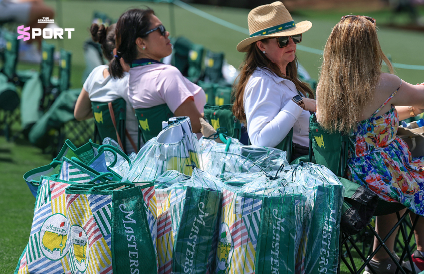 แฟนกอล์ฟถือตุ๊กตา Masters Gnome ของที่ระลึกยอดฮิต ในการแข่งขัน The Masters 4