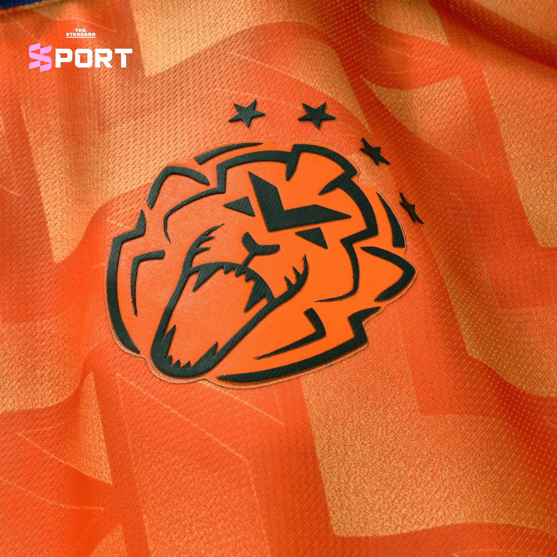 แม็กซ์ เวอร์สแตพเพน สวมเสื้อฟุตบอลคอลเลกชัน Orange Unity 4