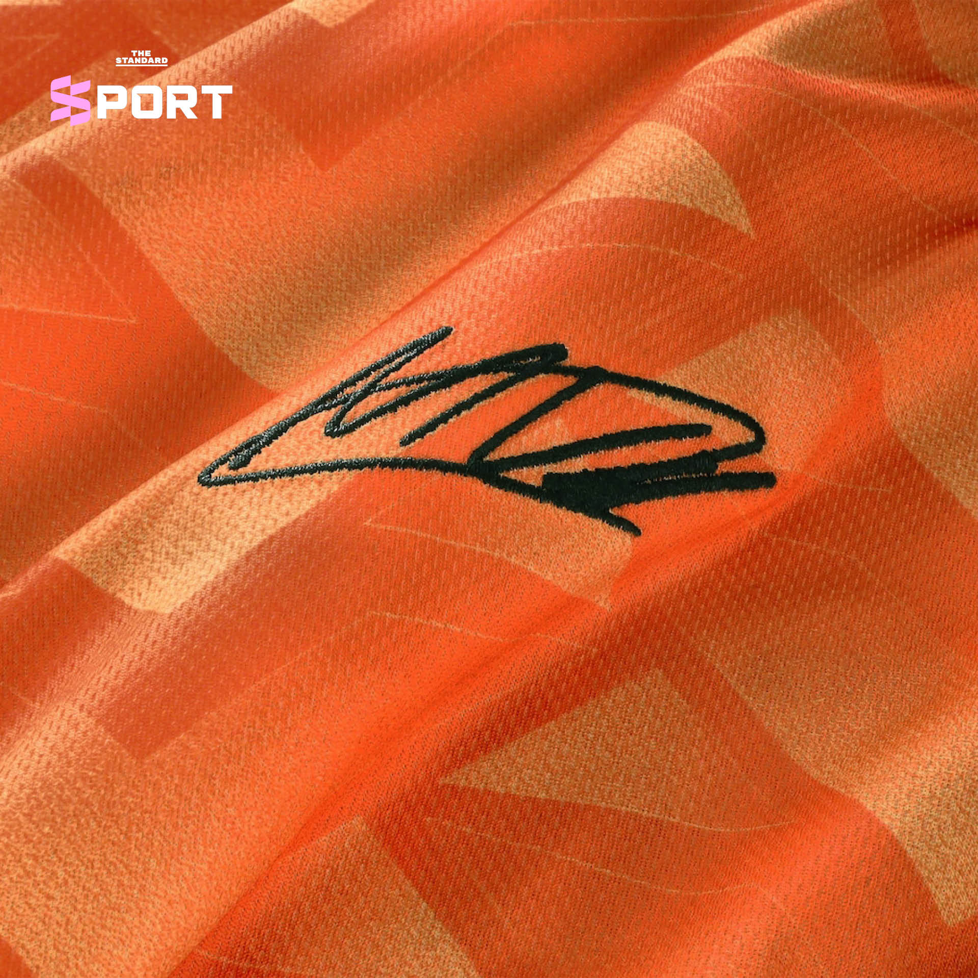 แม็กซ์ เวอร์สแตพเพน สวมเสื้อฟุตบอลคอลเลกชัน Orange Unity 6