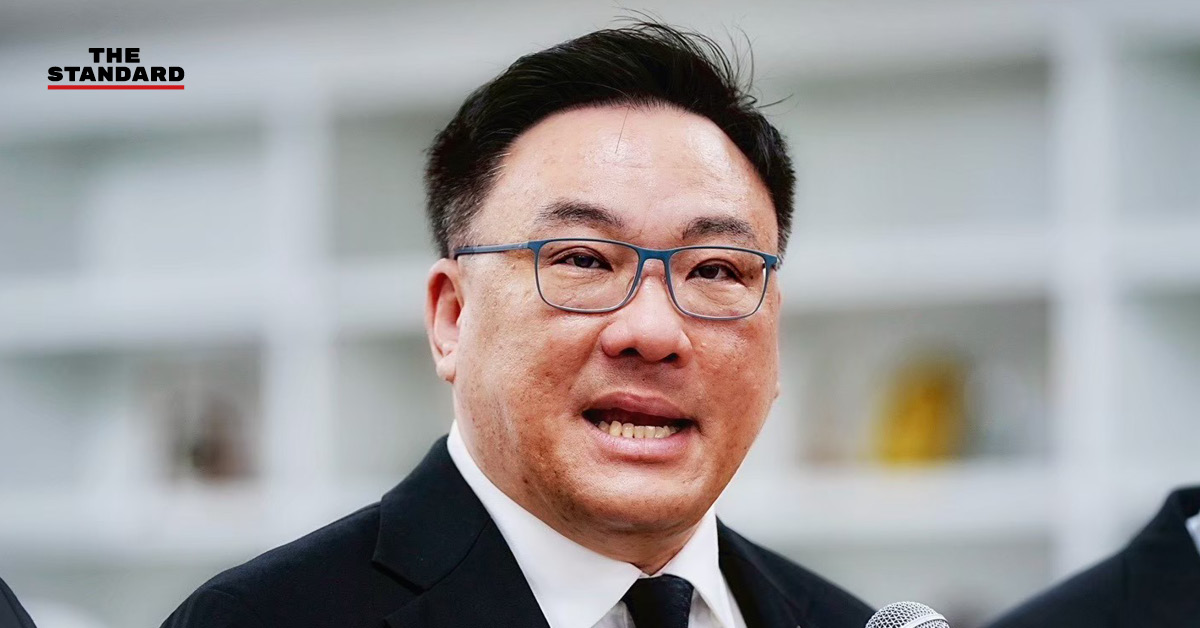 ภาพ รมว.แรงงาน จุลพันธ์ อมรวิวัฒน์ แถลงข่าวพร้อมข้อความสรุปสิทธิเยียวยาทายาท 3 ลูกเรือมยุรีนารี รับเงินค่าทำศพ-เงินทดแทน 10 ปี และเงินชราภาพประกันสังคม