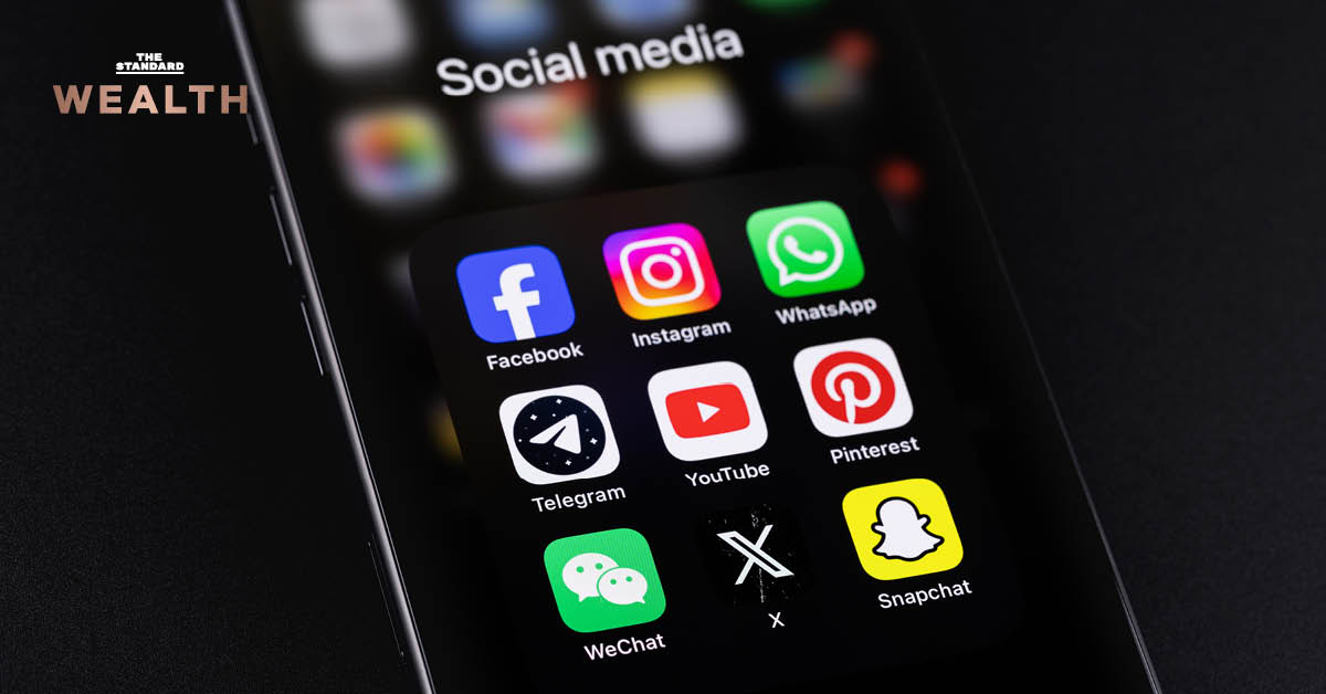 ภาพสมาร์ทโฟนแสดงแอปพลิเคชัน Facebook, WhatsApp, Instagram และข้อความเกี่ยวกับการปลดพนักงานของ Meta และ Snap เนื่องจากการใช้ AI