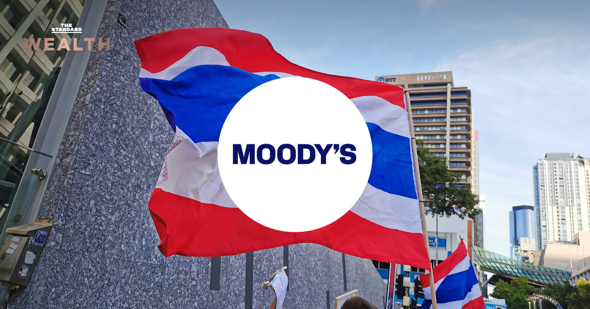 โลโก้ Moody's และธงชาติไทย พร้อมข้อความ 'ทำไม Moody's ปรับขึ้นแนวโน้มเครดิตเรตติ้ง ‘ไทย’ แม้เจอผลกระทบสงคราม'