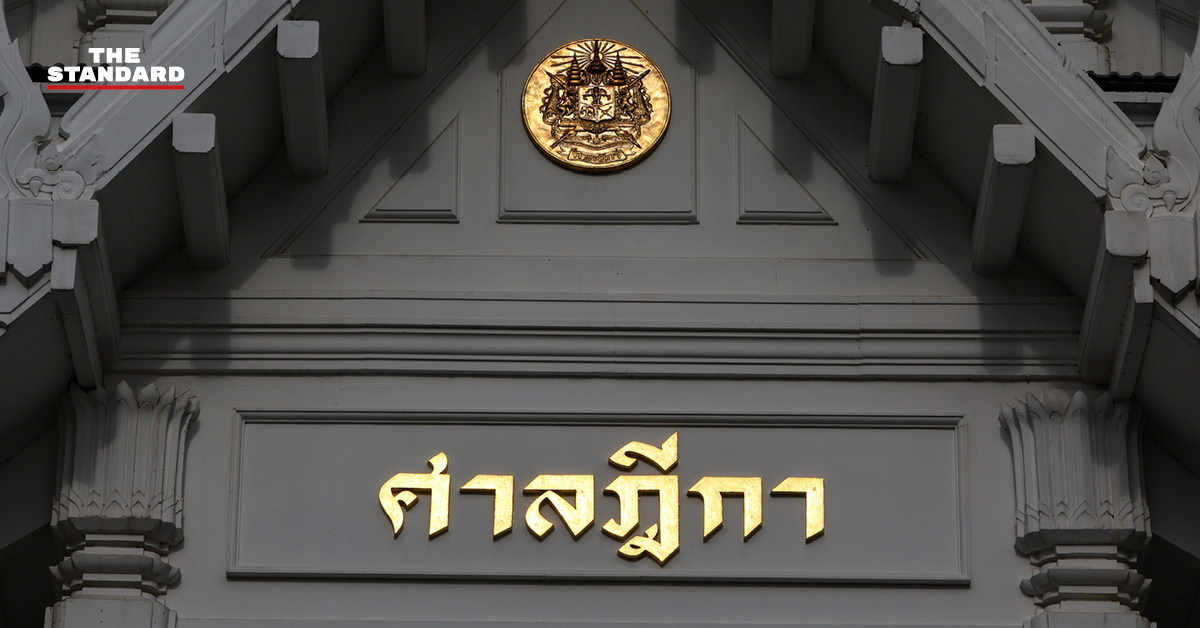 ภาพถ่ายมุมกว้างของอาคารศาลฎีกา พร้อมกลุ่มสื่อมวลชน