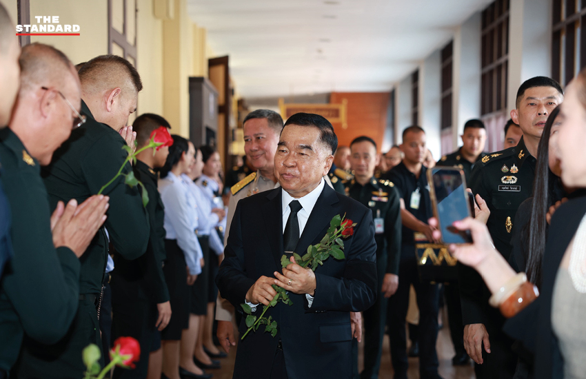 ภาพ พล.อ. ณัฐพล นาคพาณิชย์ อำลาตำแหน่ง รมว. กลาโหม และสวมกอด พล.ท. อดุลย์ บุญธรรมเจริญ 1