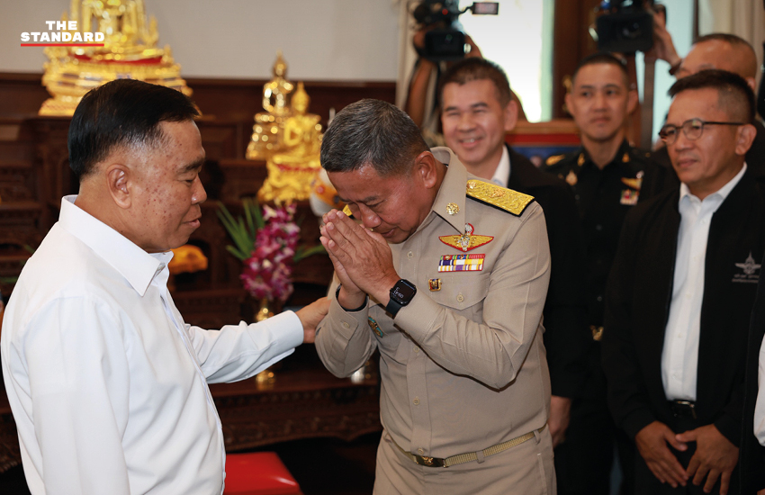 ภาพ พล.อ. ณัฐพล นาคพาณิชย์ อำลาตำแหน่ง รมว. กลาโหม และสวมกอด พล.ท. อดุลย์ บุญธรรมเจริญ 2