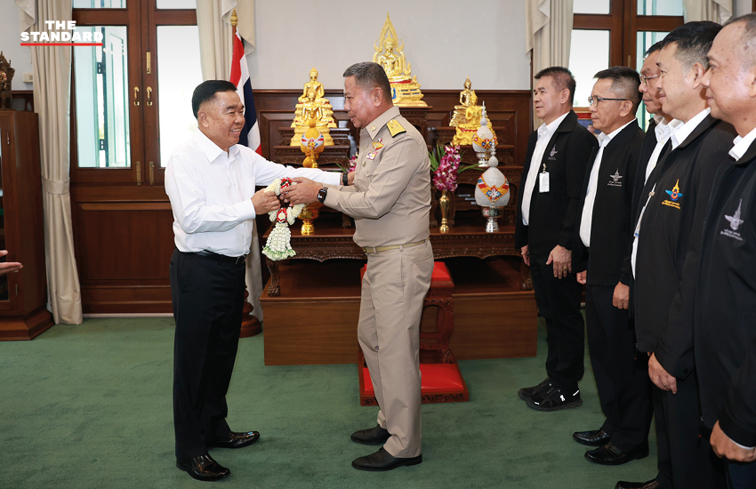 ภาพ พล.อ. ณัฐพล นาคพาณิชย์ อำลาตำแหน่ง รมว. กลาโหม และสวมกอด พล.ท. อดุลย์ บุญธรรมเจริญ 3