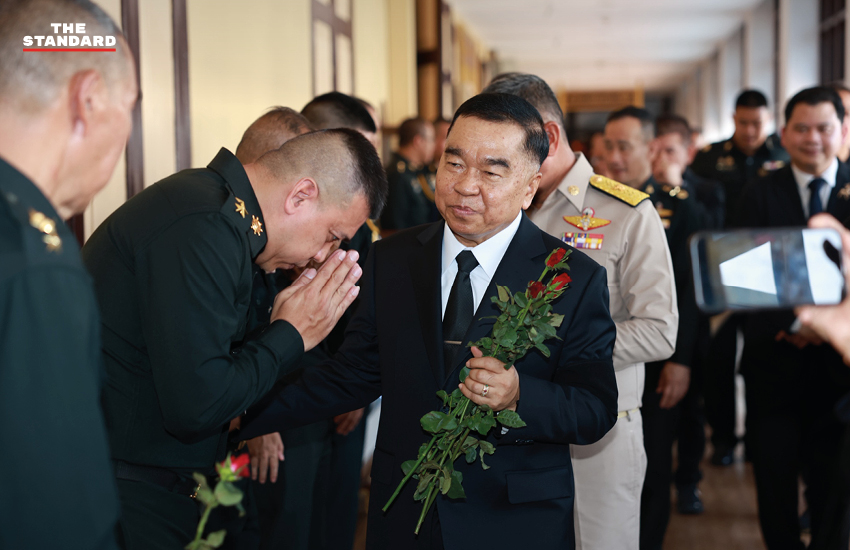 ภาพ พล.อ. ณัฐพล นาคพาณิชย์ อำลาตำแหน่ง รมว. กลาโหม และสวมกอด พล.ท. อดุลย์ บุญธรรมเจริญ 4