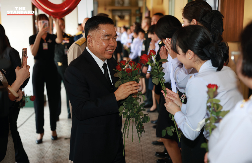 ภาพ พล.อ. ณัฐพล นาคพาณิชย์ อำลาตำแหน่ง รมว. กลาโหม และสวมกอด พล.ท. อดุลย์ บุญธรรมเจริญ 5