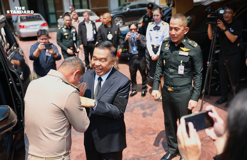 ภาพ พล.อ. ณัฐพล นาคพาณิชย์ อำลาตำแหน่ง รมว. กลาโหม และสวมกอด พล.ท. อดุลย์ บุญธรรมเจริญ 6