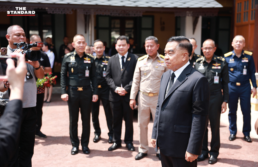 ภาพ พล.อ. ณัฐพล นาคพาณิชย์ อำลาตำแหน่ง รมว. กลาโหม และสวมกอด พล.ท. อดุลย์ บุญธรรมเจริญ 7