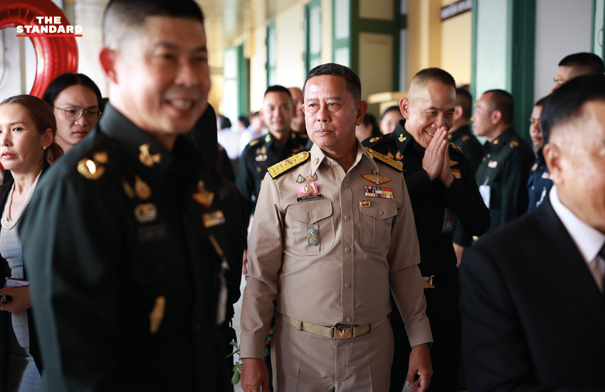 ภาพ พล.อ. ณัฐพล นาคพาณิชย์ อำลาตำแหน่ง รมว. กลาโหม และสวมกอด พล.ท. อดุลย์ บุญธรรมเจริญ 8