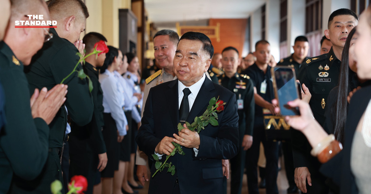 ภาพ พล.อ. ณัฐพล นาคพาณิชย์ อำลาตำแหน่ง รมว. กลาโหม และสวมกอด พล.ท. อดุลย์ บุญธรรมเจริญ