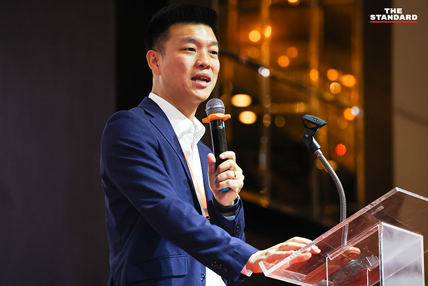 ณัฐพงษ์ เรืองปัญญาวุฒิ หัวหน้าพรรคประชาชน กำลังกล่าวปราศรัยต่อที่ประชุมใหญ่สามัญของพรรค 1