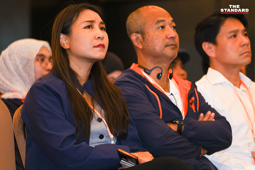 ณัฐพงษ์ เรืองปัญญาวุฒิ หัวหน้าพรรคประชาชน กำลังกล่าวปราศรัยต่อที่ประชุมใหญ่สามัญของพรรค 10