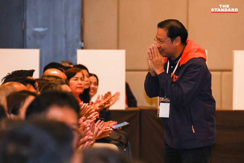 ณัฐพงษ์ เรืองปัญญาวุฒิ หัวหน้าพรรคประชาชน กำลังกล่าวปราศรัยต่อที่ประชุมใหญ่สามัญของพรรค 11