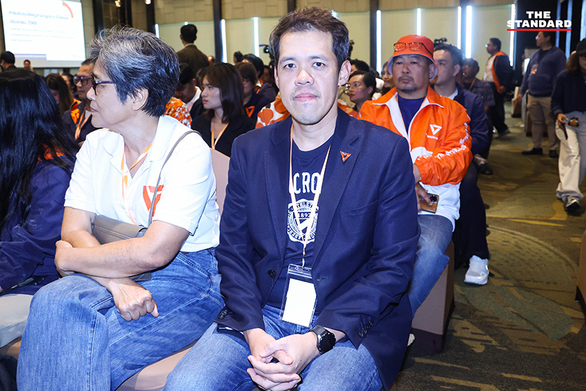 ณัฐพงษ์ เรืองปัญญาวุฒิ หัวหน้าพรรคประชาชน กำลังกล่าวปราศรัยต่อที่ประชุมใหญ่สามัญของพรรค 12