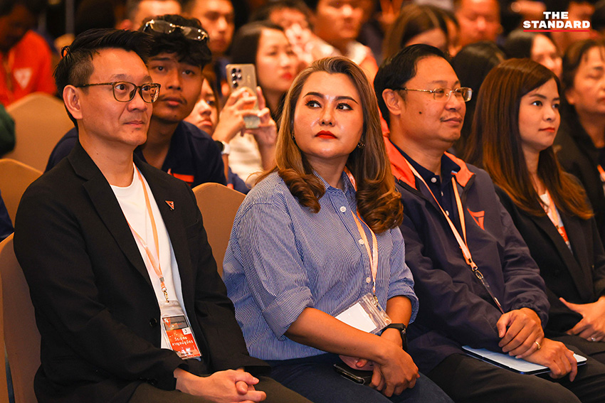 ณัฐพงษ์ เรืองปัญญาวุฒิ หัวหน้าพรรคประชาชน กำลังกล่าวปราศรัยต่อที่ประชุมใหญ่สามัญของพรรค 13