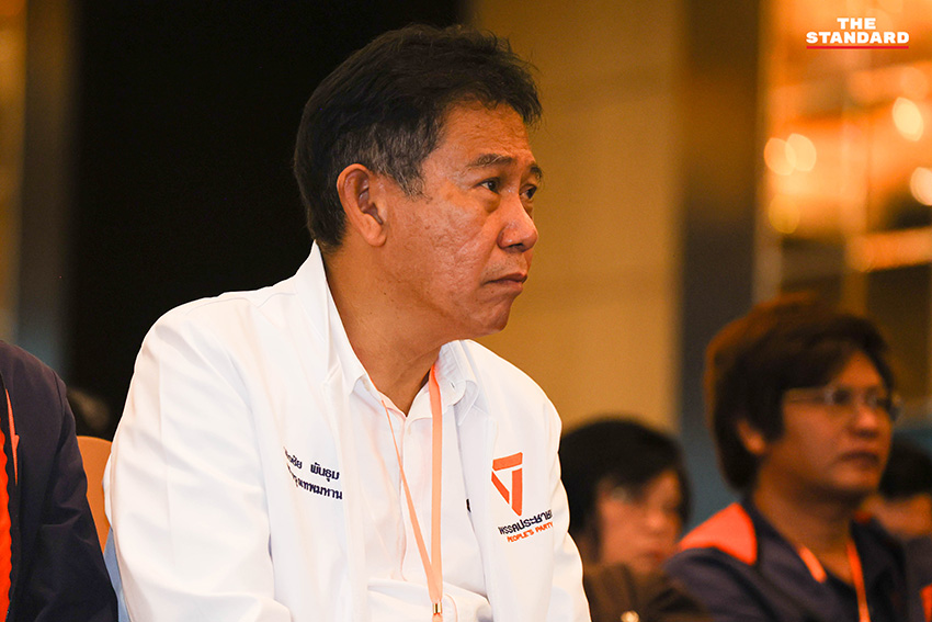 ณัฐพงษ์ เรืองปัญญาวุฒิ หัวหน้าพรรคประชาชน กำลังกล่าวปราศรัยต่อที่ประชุมใหญ่สามัญของพรรค 14