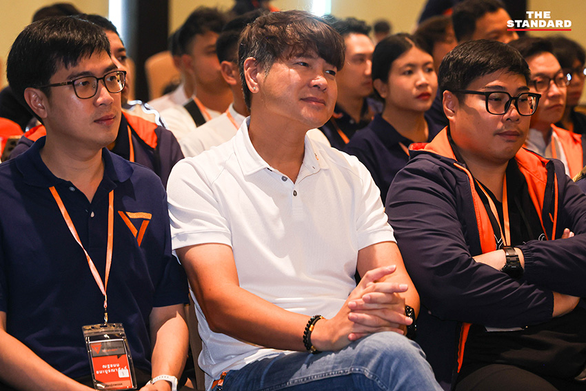 ณัฐพงษ์ เรืองปัญญาวุฒิ หัวหน้าพรรคประชาชน กำลังกล่าวปราศรัยต่อที่ประชุมใหญ่สามัญของพรรค 15