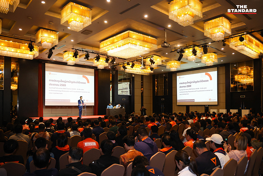 ณัฐพงษ์ เรืองปัญญาวุฒิ หัวหน้าพรรคประชาชน กำลังกล่าวปราศรัยต่อที่ประชุมใหญ่สามัญของพรรค 16