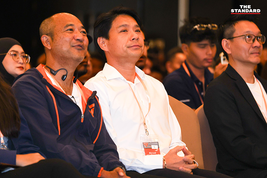 ณัฐพงษ์ เรืองปัญญาวุฒิ หัวหน้าพรรคประชาชน กำลังกล่าวปราศรัยต่อที่ประชุมใหญ่สามัญของพรรค 2