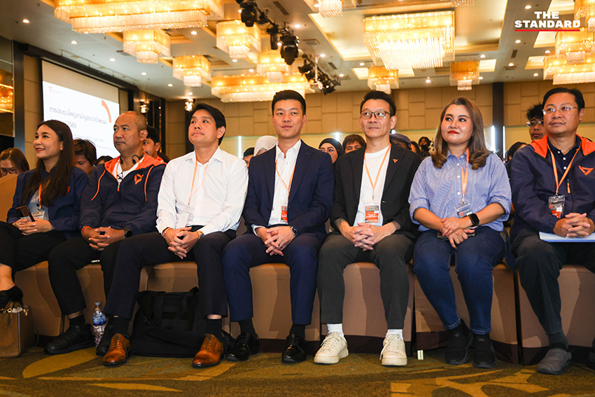 ณัฐพงษ์ เรืองปัญญาวุฒิ หัวหน้าพรรคประชาชน กำลังกล่าวปราศรัยต่อที่ประชุมใหญ่สามัญของพรรค 4