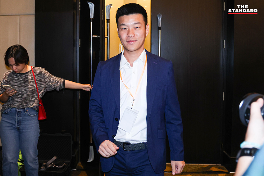 ณัฐพงษ์ เรืองปัญญาวุฒิ หัวหน้าพรรคประชาชน กำลังกล่าวปราศรัยต่อที่ประชุมใหญ่สามัญของพรรค 5