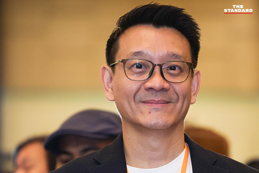 ณัฐพงษ์ เรืองปัญญาวุฒิ หัวหน้าพรรคประชาชน กำลังกล่าวปราศรัยต่อที่ประชุมใหญ่สามัญของพรรค 7