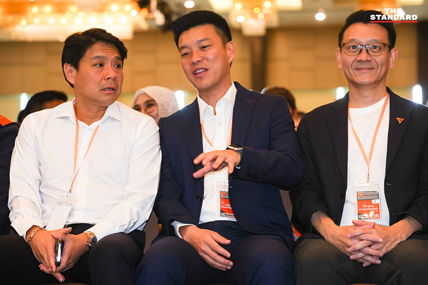 ณัฐพงษ์ เรืองปัญญาวุฒิ หัวหน้าพรรคประชาชน กำลังกล่าวปราศรัยต่อที่ประชุมใหญ่สามัญของพรรค 8