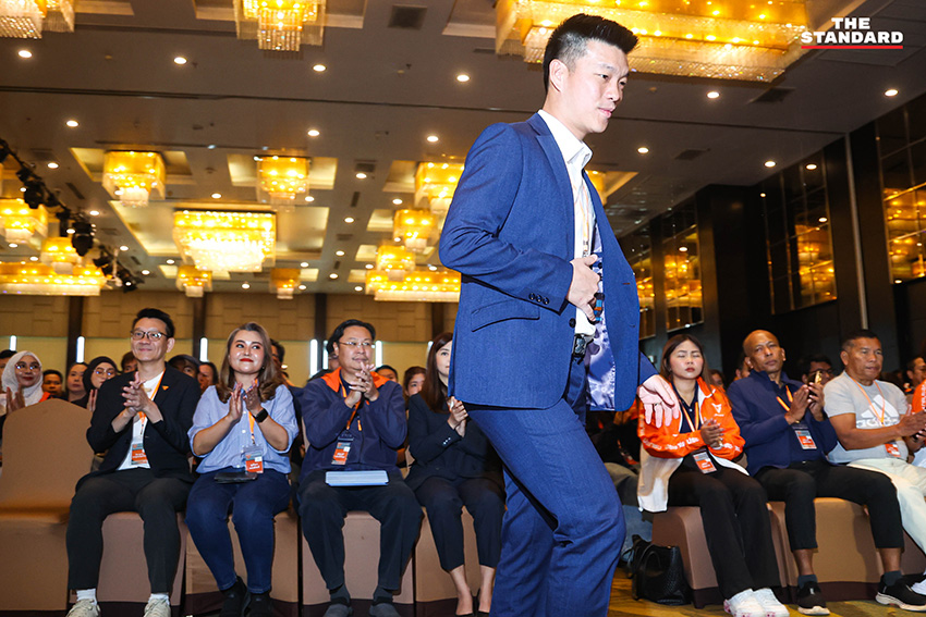 ณัฐพงษ์ เรืองปัญญาวุฒิ หัวหน้าพรรคประชาชน กำลังกล่าวปราศรัยต่อที่ประชุมใหญ่สามัญของพรรค 9