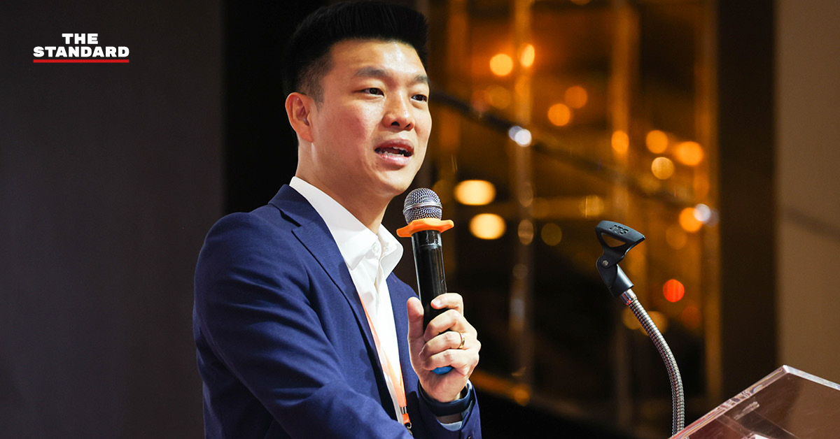 ณัฐพงษ์ เรืองปัญญาวุฒิ หัวหน้าพรรคประชาชน กำลังกล่าวปราศรัยต่อที่ประชุมใหญ่สามัญของพรรค