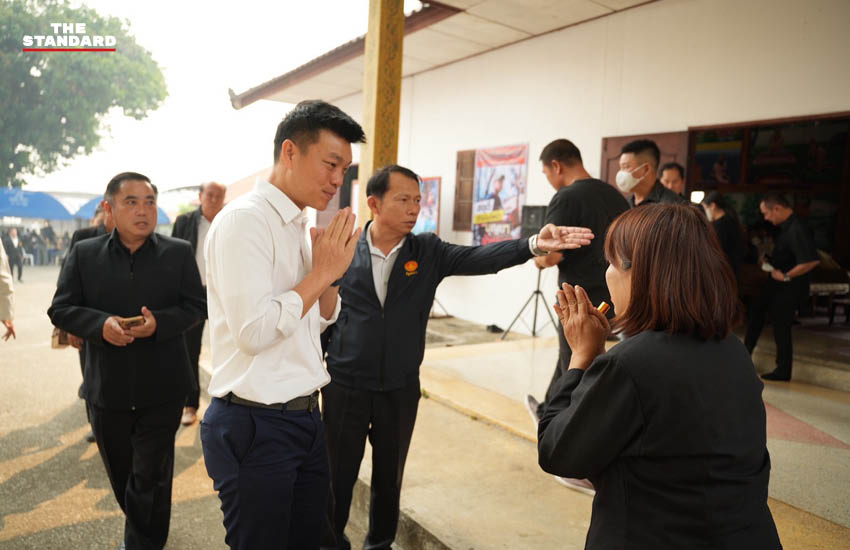 ณัฐพงษ์ เรืองปัญญาวุฒิ หัวหน้าพรรคประชาชน พร้อม ส.ส. พรรคประชาชน และทีมงาน ร่วมไว้อาลัย อาสาดับไฟป่าผู้เสียชีวิตจากปฏิบัติหน้าที่ ที่จังหวัดเชียงใหม่ 1