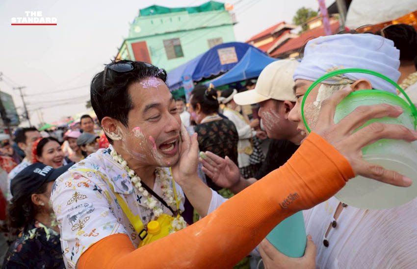 เท้ง ณัฐพงษ์ หัวหน้าพรรคประชาชน และทีมงานลงพื้นที่พบปะประชาชนชาวลำปาง ในช่วงเทศกาลสงกรานต์ เพื่อรับฟังปัญหาจากวิกฤตน้ำมัน 1