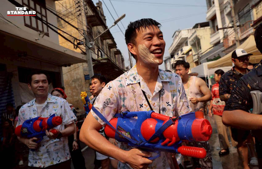 เท้ง ณัฐพงษ์ หัวหน้าพรรคประชาชน และทีมงานลงพื้นที่พบปะประชาชนชาวลำปาง ในช่วงเทศกาลสงกรานต์ เพื่อรับฟังปัญหาจากวิกฤตน้ำมัน 2