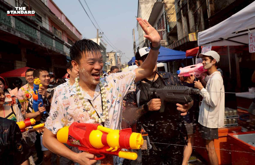 เท้ง ณัฐพงษ์ หัวหน้าพรรคประชาชน และทีมงานลงพื้นที่พบปะประชาชนชาวลำปาง ในช่วงเทศกาลสงกรานต์ เพื่อรับฟังปัญหาจากวิกฤตน้ำมัน 3