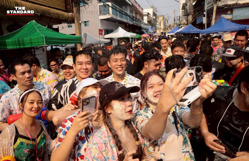 เท้ง ณัฐพงษ์ หัวหน้าพรรคประชาชน และทีมงานลงพื้นที่พบปะประชาชนชาวลำปาง ในช่วงเทศกาลสงกรานต์ เพื่อรับฟังปัญหาจากวิกฤตน้ำมัน 4