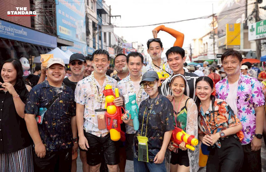 เท้ง ณัฐพงษ์ หัวหน้าพรรคประชาชน และทีมงานลงพื้นที่พบปะประชาชนชาวลำปาง ในช่วงเทศกาลสงกรานต์ เพื่อรับฟังปัญหาจากวิกฤตน้ำมัน 5