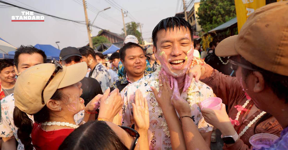 เท้ง ณัฐพงษ์ หัวหน้าพรรคประชาชน และทีมงานลงพื้นที่พบปะประชาชนชาวลำปาง ในช่วงเทศกาลสงกรานต์ เพื่อรับฟังปัญหาจากวิกฤตน้ำมัน
