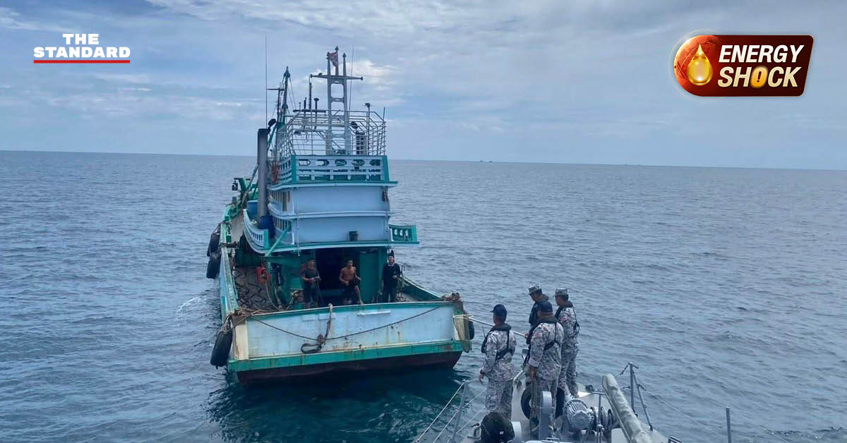 ภาพเรือรบกองทัพเรือลาดตระเวนสกัดการลักลอบนำน้ำมันเชื้อเพลิงออกนอกประเทศ