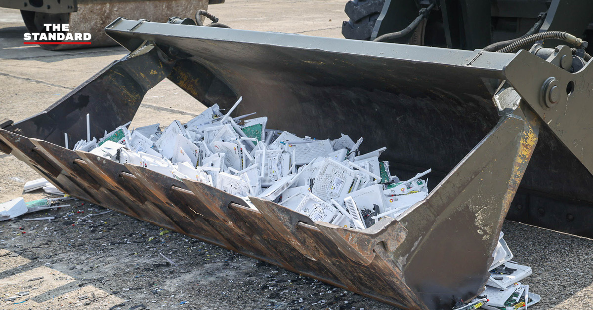 ภาพการทำลายของกลาง Wi-Fi Router เถื่อน 750 เครื่อง โดยสำนักงาน กสทช. เพื่อป้องกันผลกระทบด้านความปลอดภัยและคลื่นความถี่