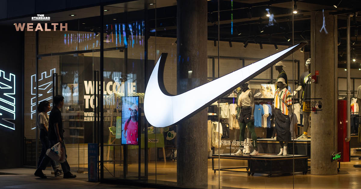 โลโก้ Nike และข้อความข่าวการเลย์ออฟพนักงาน 1,400 ตำแหน่ง เพื่อปรับโครงสร้างองค์กร