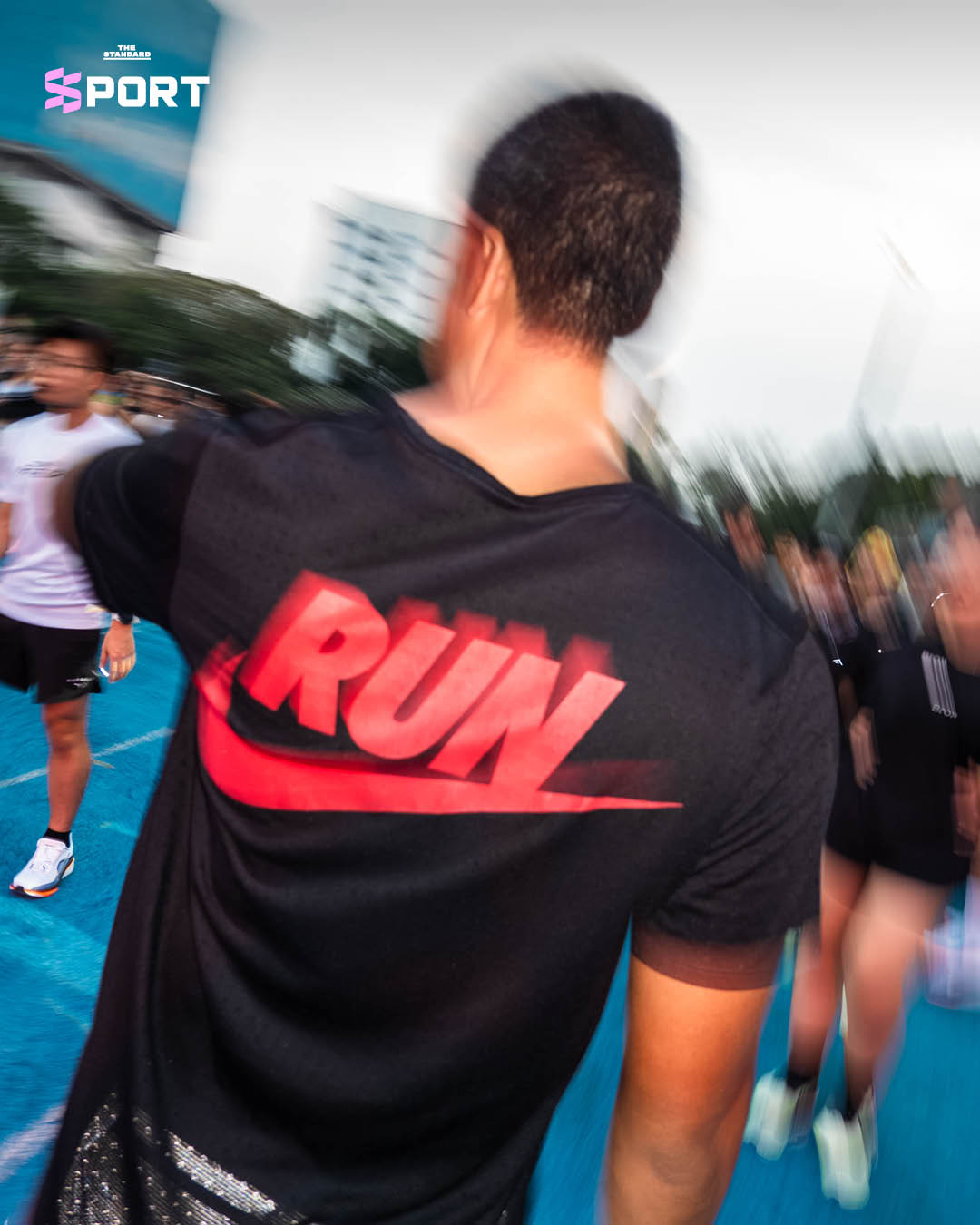 ภาพกิจกรรม FULL HORSE POWER แสดงรองเท้า Nike Pegasus 42 ในการแข่งวิ่ง 200 เมตรบนจุดออกตัวแบบม้าแข่ง 11