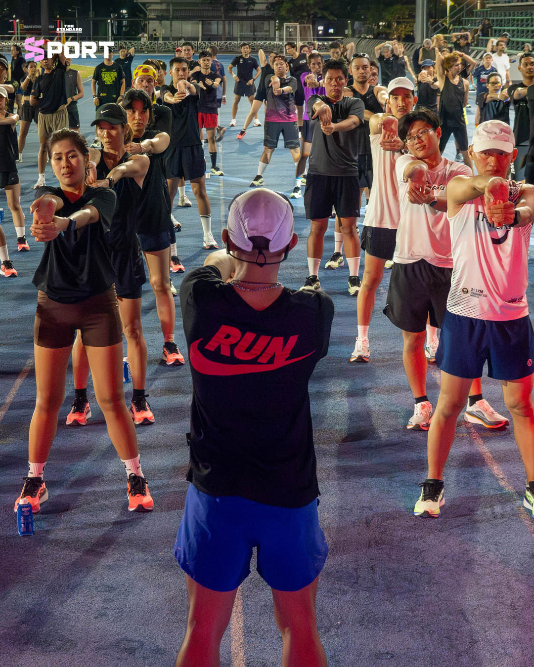 ภาพกิจกรรม FULL HORSE POWER แสดงรองเท้า Nike Pegasus 42 ในการแข่งวิ่ง 200 เมตรบนจุดออกตัวแบบม้าแข่ง 14