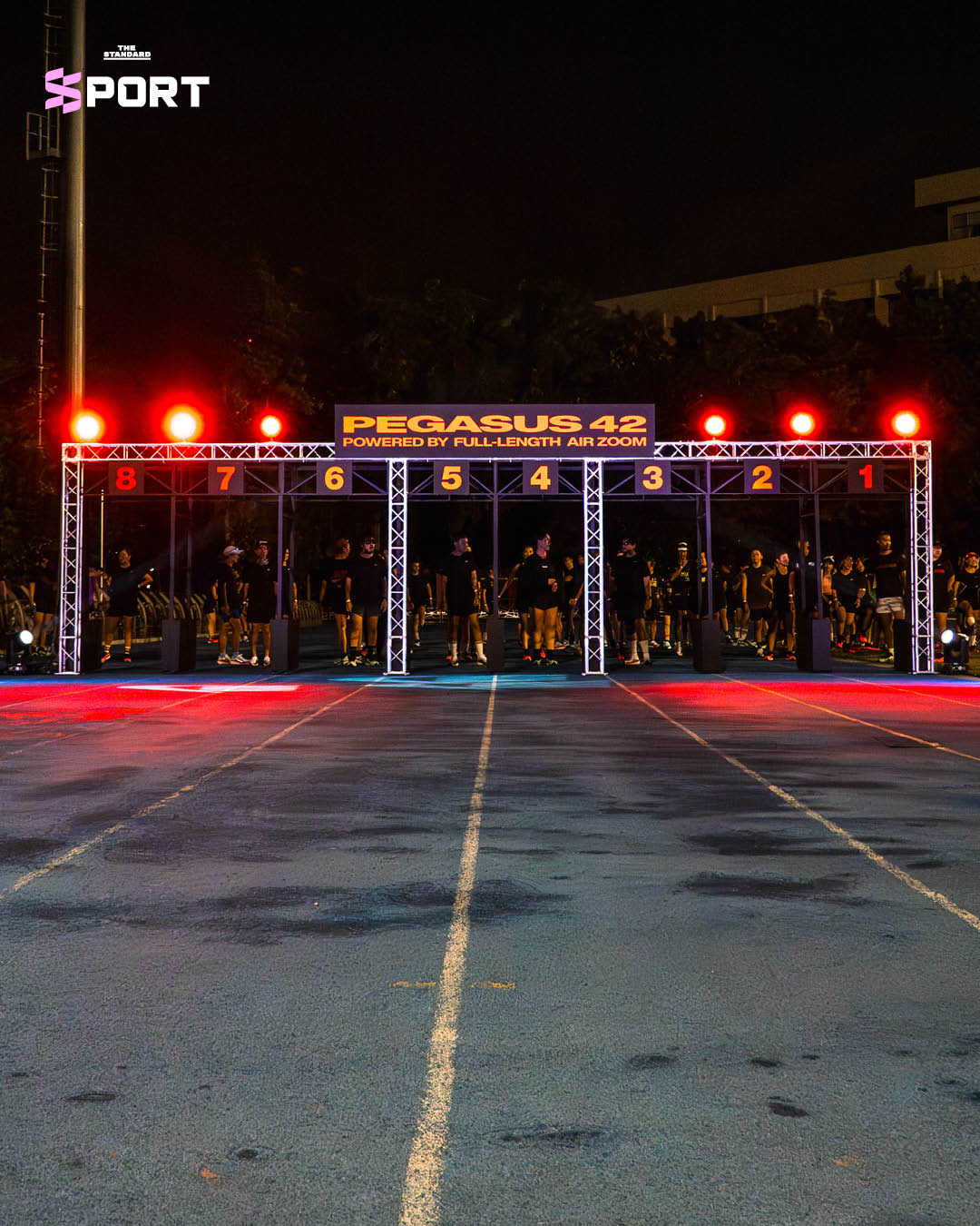 ภาพกิจกรรม FULL HORSE POWER แสดงรองเท้า Nike Pegasus 42 ในการแข่งวิ่ง 200 เมตรบนจุดออกตัวแบบม้าแข่ง 15